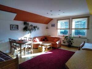 een woonkamer met een bank en een tafel bij Apartmán Pod lesem in Lipova Lazne