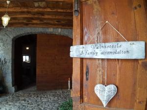 un panneau sur une porte en bois avec un cœur sur celle-ci dans l'établissement Affittacamere Valnascosta, à Faedis