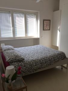 1 dormitorio con 1 cama y 2 ventanas en Smart apartment Mare & Movida, en Pescara