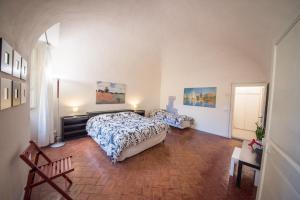 a bedroom with a bed and a chair in it at Appartamento i Priori in Volterra