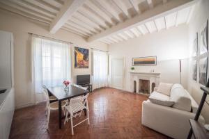 sala de estar con mesa y sofá en Appartamento i Priori, en Volterra