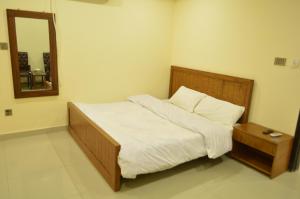 una camera da letto con un letto con specchio e un letto sidx sidx. di Intellectual Budget - Bahria Town a Rawalpindi