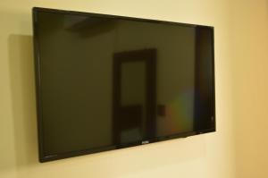 una TV a schermo piatto appesa a una parete di Intellectual Budget - Bahria Town a Rawalpindi