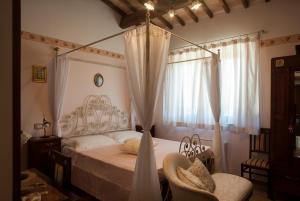 A bed or beds in a room at B&B L' Antica Fonte Még 37 kép