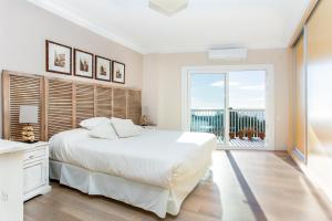 タラゴナにあるApartamento Miracle Tarragona, TarracoHomesの白いベッドルーム(大型ベッド1台、大きな窓付)