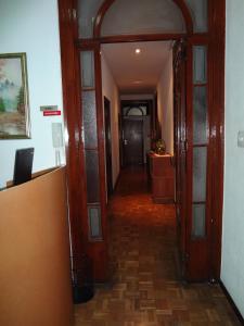 un pasillo con una puerta abierta a una habitación en Hostal Lima en Barcelona