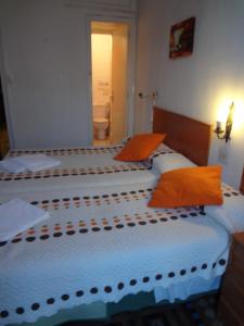 Кровать или кровати в номере Hostal Lima
