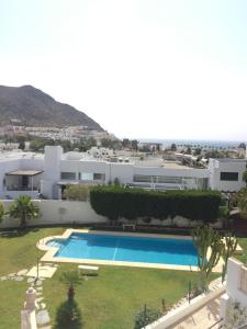 een luchtfoto van een villa met zwembad bij Apartamentos Manbea in San José