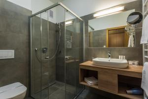 Koupelna v ubytování Sareza hotel