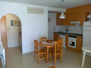 cocina con mesa y sillas en una habitación en EVA & TRAVEL - Marcel Riumar Apartamento, en Riumar