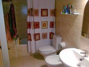 Kúpeľňa v ubytovaní Marcel Riumar Apartamento
