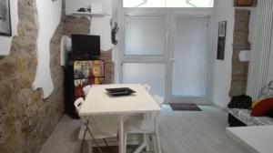 Kleines Zimmer mit einem weißen Tisch und einem TV. in der Unterkunft "Via Cavour 81" in Arezzo