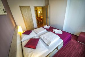 Uma cama ou camas num quarto em Crocus Apartments 310, 507