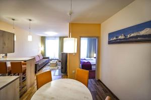 Uma cama ou camas num quarto em Crocus Apartments 310, 507