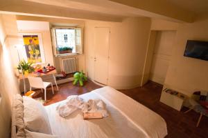 um quarto com uma cama com um livro em Suite Viola Antica em Lucca