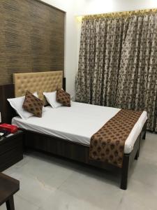 Postel nebo postele na pokoji v ubytování Hotel Antique - Colaba