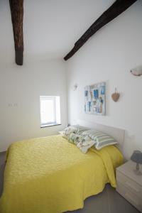 een slaapkamer met een bed met een gele deken bij donadelmar2 in Riomaggiore