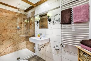 a bathroom with a sink and a shower at Auf'm Feggenlehen in Ramsau