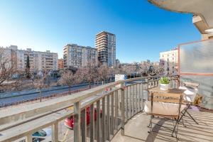 een balkon met een tafel en stoelen bovenop een gebouw bij Flateli Girona City Center 2 in Girona