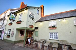 un edificio con bancos delante en The Green Dragon, en Wellington