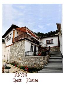 une maison blanche avec un escalier en face de celle-ci dans l'établissement Ana Rest House Hostel Berat, à Berat