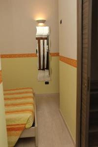 Camera piccola con letto e luce di santa lucia ad Altamura