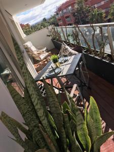 een balkon met een tafel en een plant bij Apartamento T&T Ocean - Foz Palace Residence Spa in Portimão