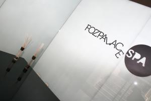 een venster met een bord dat Roxy spin leest bij Apartamento T&T Ocean - Foz Palace Residence Spa in Portimão