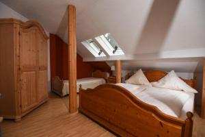 מיטה או מיטות בחדר ב-Jagdschloss Fahrenbühl Hotel Garni