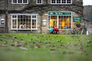 Hutton le HoleにあるThe Barn Guest House and Tearoomの二人の子供が店の前に立っている