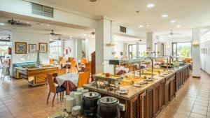 a buffet line with food on display in a restaurant at Blue Sea Apartamentos Callao Garden in Callao Salvaje
