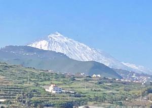 A general mountain view or a mountain view taken from Az apartmant
