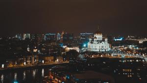 - Vistas a la ciudad por la noche con un edificio en President Hotel, en Moscú