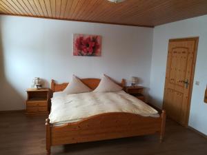 Schwarzwaldgasthaus Salenhof tesisinde bir odada yatak veya yataklar