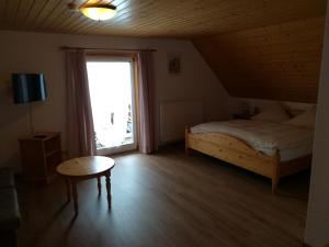 Postel nebo postele na pokoji v ubytování Schwarzwaldgasthaus Salenhof + 21 fotografií