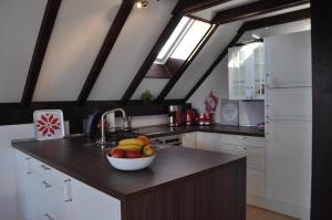 una cocina con un bol de fruta en una barra en Ferienhaus Chiemgauer Auszeit en Siegsdorf