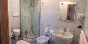 A bathroom at B&B Villa Marinetti