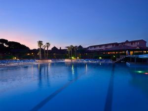 Bazén v ubytování Garden Toscana Resort nebo v jeho okolí