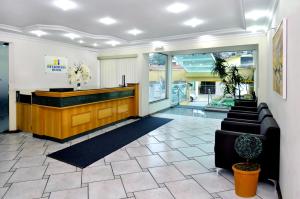 a lobby with a reception desk in a building at Hotel Hetropolis in São Bernardo do Campo