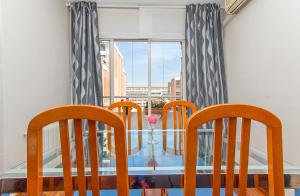 mesa de comedor con 2 sillas y ventana en YOUR HOME - Central Apartment, en Barcelona