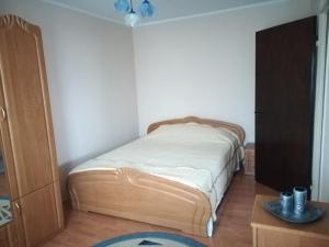 Dormitorio pequeño con cama y vestidor en Apartament Pitesti, en Piteşti