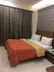Postel nebo postele na pokoji v ubytování Hotel Antique - Colaba