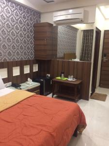 Postel nebo postele na pokoji v ubytování Hotel Antique - Colaba