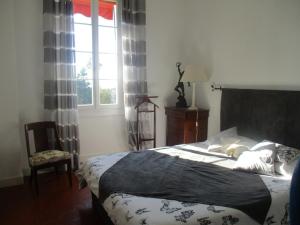 カンヌにあるThree Bedrooms Apartment Cannes Noaillesのベッドルーム(大型ベッド1台、窓付)