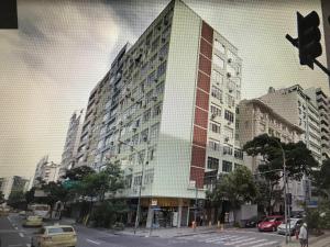 un gran edificio en una calle de la ciudad con un semáforo en Alex Rio Flats Studio with Balcony, en Río de Janeiro