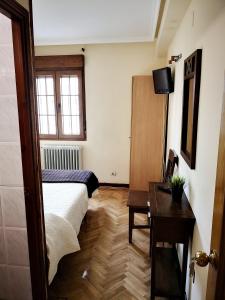 Postel nebo postele na pokoji v ubytování Hostal Alcántara