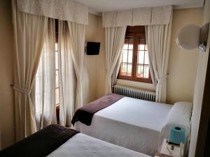Postel nebo postele na pokoji v ubytování Hostal Alcántara