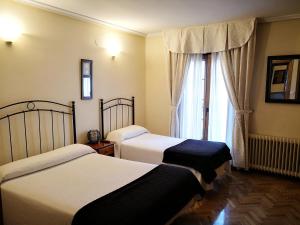 Postel nebo postele na pokoji v ubytování Hostal Alcántara