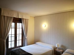Postel nebo postele na pokoji v ubytování Hostal Alcántara