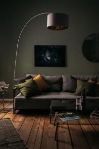 - un salon avec un canapé et une lampe dans l'établissement Urbn Dreams, à Berlin